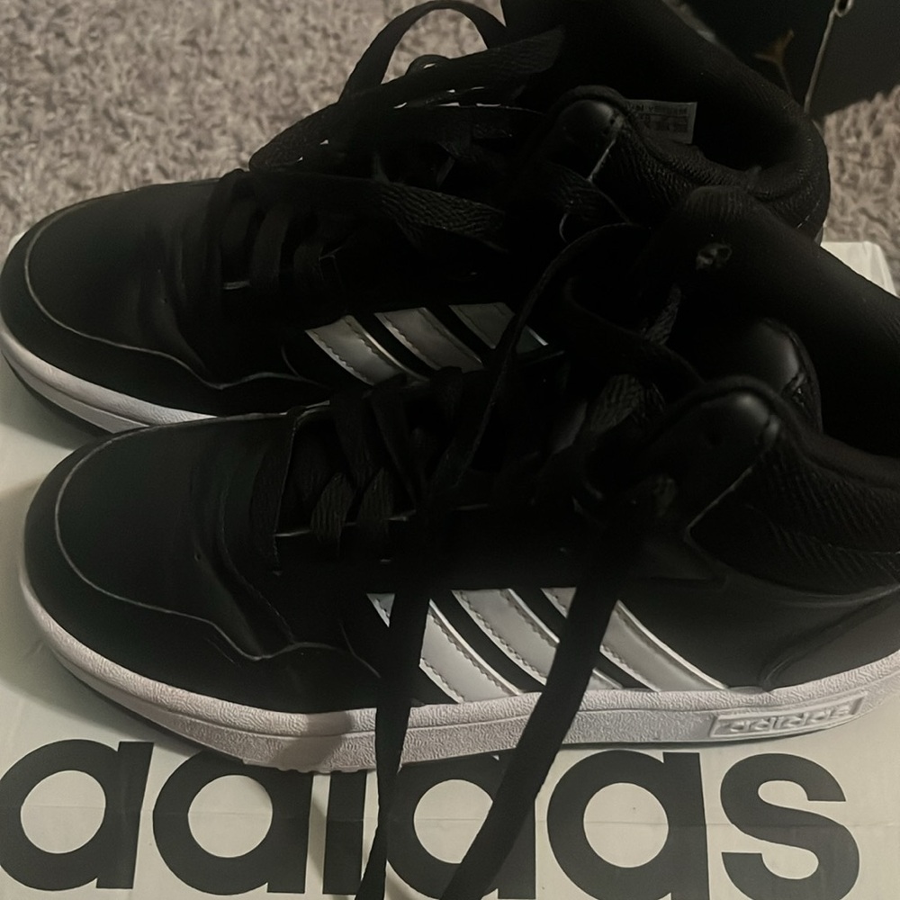 Adidas tennis shoe - Picture 4 of 6
